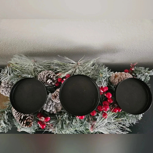 Christmas sleigh frosted pine and red berries candle holder - Picture 3 of 11